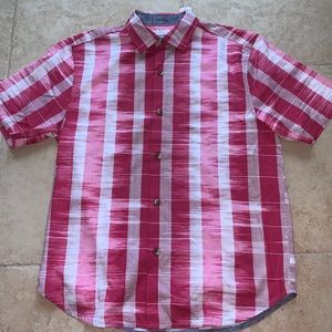 Red/white patterned shirt sleeve button down shirt